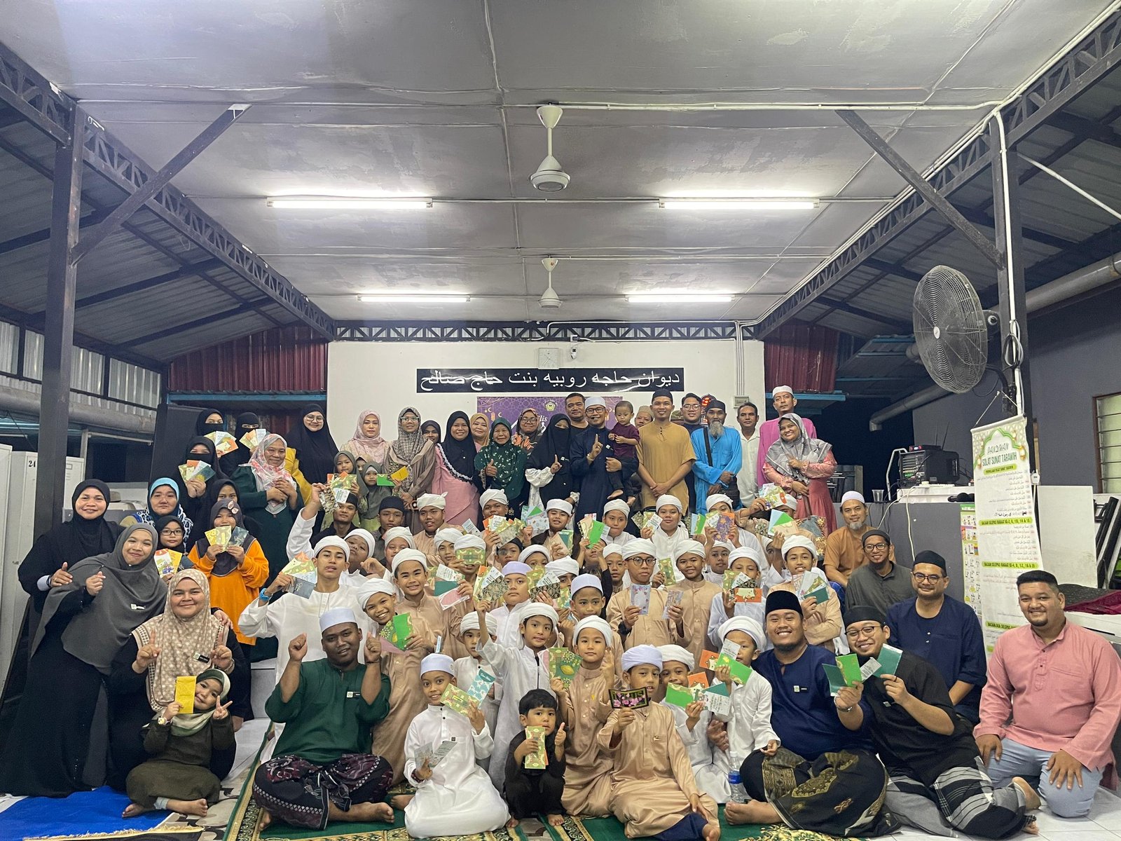 Kebersamaan pelajar, guru, dan keluarga Maahad Tahfidz Darul Furqon