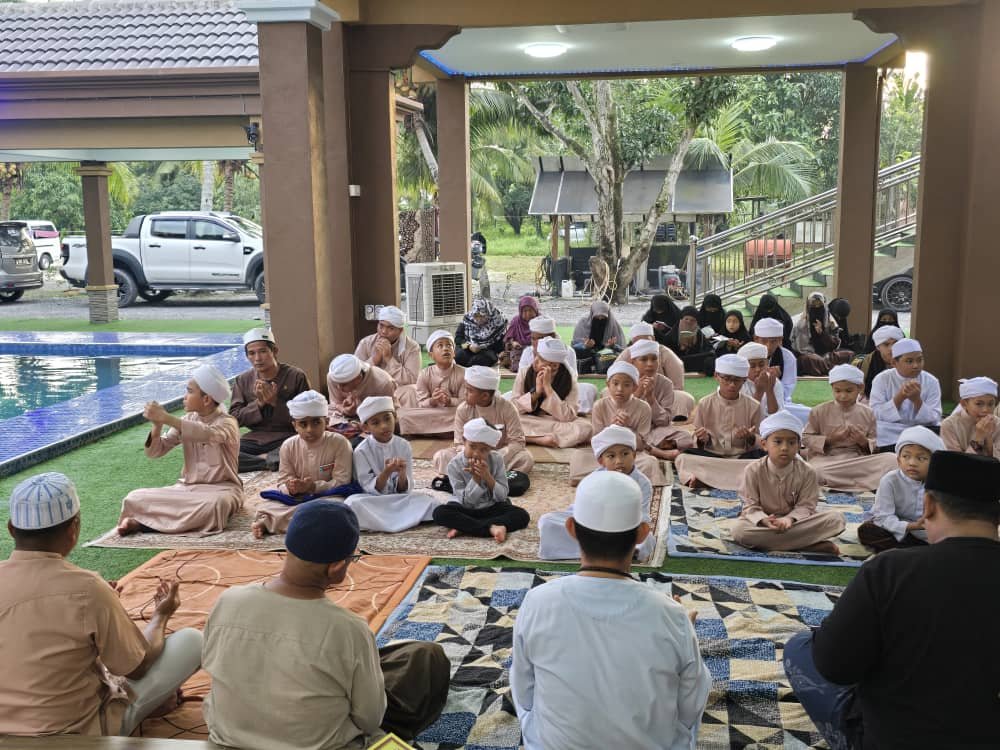 Pelajar berdoa bersama dalam kegiatan madrasah